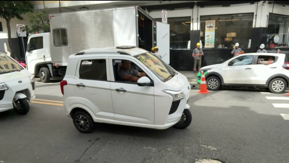 Veículos elétricos de três rodas chamam atenção em SP, mas valor de venda ao público não foi divulgado em reportagens confiáveis.