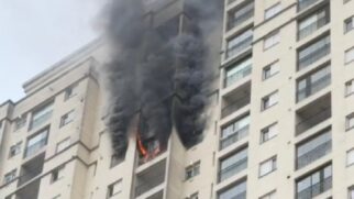 Segundo a corporação, o homem foi encontrado dentro de um apartamento, embaixo da cama e inconsciente