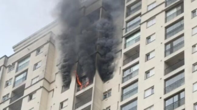 Segundo a corporação, o homem foi encontrado dentro de um apartamento, embaixo da cama e inconsciente