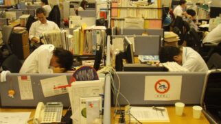 O sono no escritório é visto como o "sacrifício do repouso" em prol da produtividade e do sucesso da empresa.