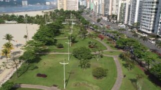 Com quase 5,4 km de extensão, esse imenso 'tapete verde' é o principal cartão-postal da cidade e um orgulho para os moradores locais