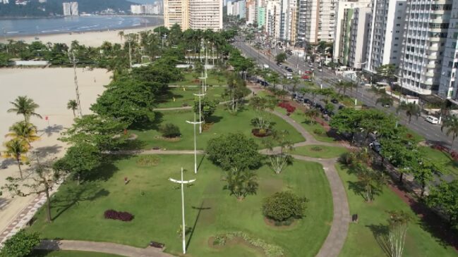 Com quase 5,4 km de extensão, esse imenso 'tapete verde' é o principal cartão-postal da cidade e um orgulho para os moradores locais