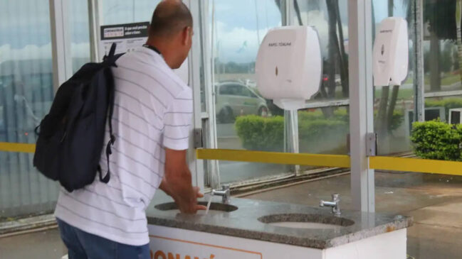 Especialistas alertam que as mãos carregam milhões de bactérias ao longo do dia e levá-las à região genital sem lavar pode causar inflamações e infecções urinárias.