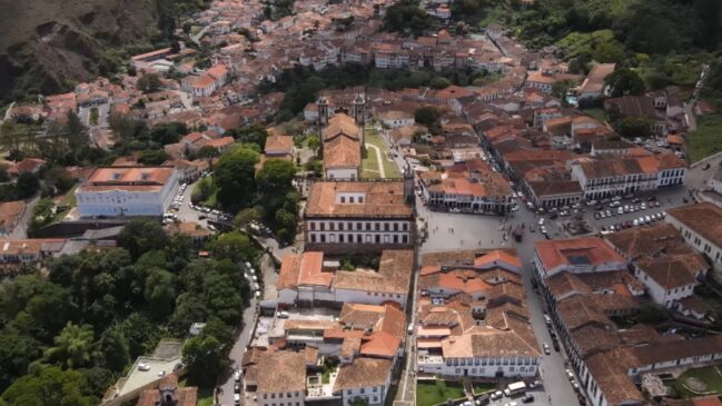 Localizado a impressionantes 1.500 metros de altitude, o vilarejo mantém o frescor mesmo durante o verão devido à sua posição elevada