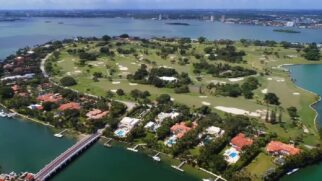 A ilha é uma comunidade minuciosamente planejada que conta com apenas cerca de 40 residências e possui sua própria infraestrutura de segurança privada