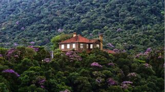 Faróis antigos, casarões coloniais e praças arborizadas completam o cenário.