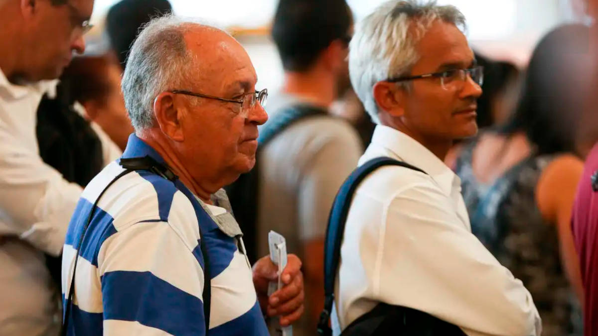 Com 57 anos e 20 de contribuição, a aposentadoria pode ser possível em casos específicos, mas não é regra geral.