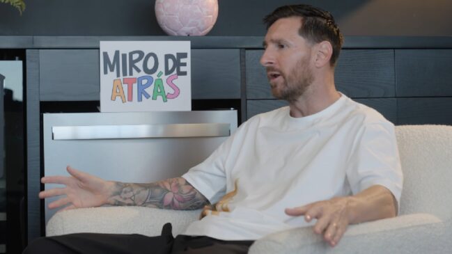 Campeão do mundo pelo Barcelona e pela Argentina, Messi, em entrevista sincera concedida ao podcast mexicano 'Miro de Atrás', confessou que isso gerou barreiras linguísticas durante uma fase de sua vida