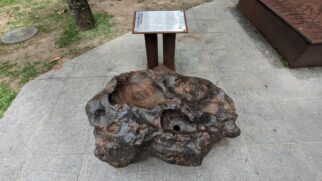 Fragmento raro de 2,8 toneladas foi declarado como escultura e apreendido no porto de São Petersburgo