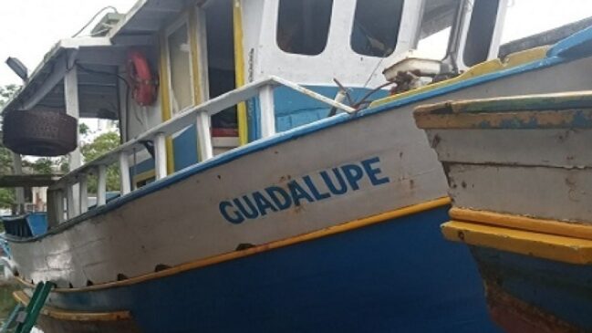 Conforme informações do GBMar (Grupamento de Bombeiros Marítimo) e da Defesa Civil de São Paulo, o barco tinha cinco tripulantes