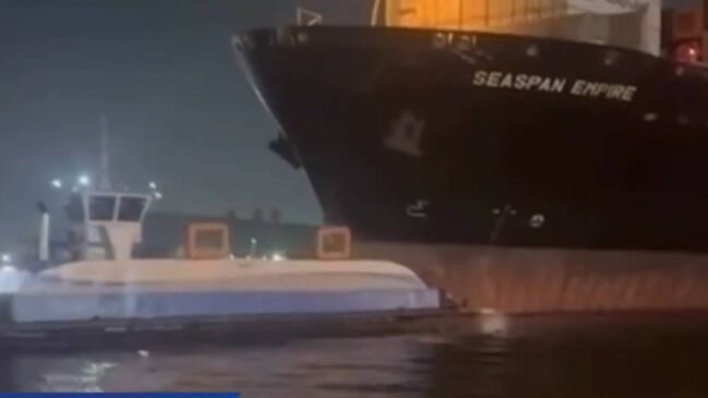 Pessoas que estavam na região flagraram momento da colisão entre navio e balsas