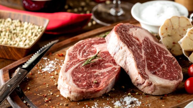 A grande maioria da população mundial, superior a 80%, consome carne, com um consumo anual que atingiu mais de 330 milhões de toneladas