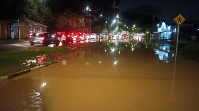Ponto de alagamento registrado na Rodovia Presidente Tancredo de Almeida Neves durante o temporal deste final de semana