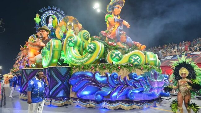 Alegoria da Unidos Vila Maria, uma das escolas que desfilou entre domingo e segunda