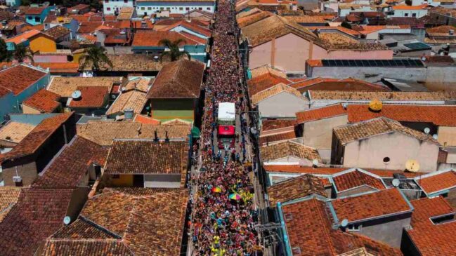 Evento de rua é conhecido por manter viva a essência das folias tradicionais