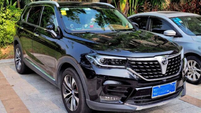Ao todo, serão 321 lotes disponíveis, com itens que vão de eletrônicos e vinhos importados a carros, motos e peças automotivas
