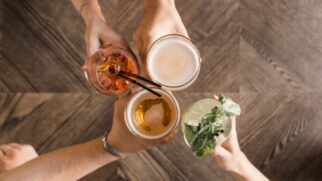 Para curtir a folia ou relaxar, aprenda a fazer bebidas refrescantes e saborosas que são a cara do verão