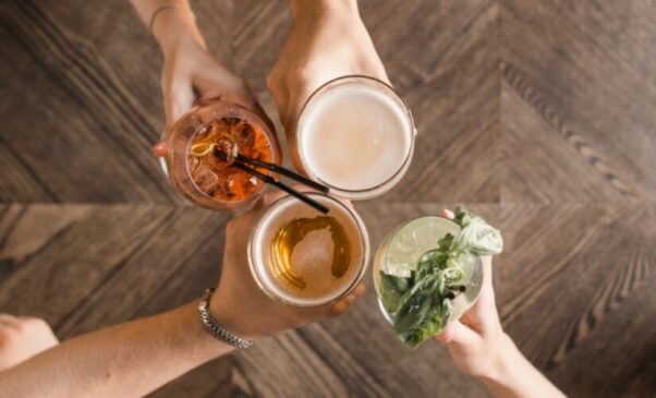 Para curtir a folia ou relaxar, aprenda a fazer bebidas refrescantes e saborosas que são a cara do verão