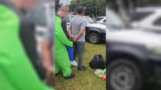 Segundo a Polícia Civil, os agentes estavam à paisana, fantasiados de extraterrestres, quando abordaram os suspeitos