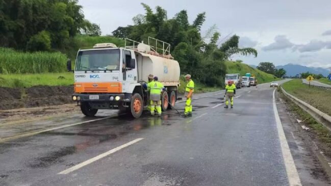 Segundo o DER, a interdição começou às 23h50 após o transbordamento de um córrego próximo à rodovia