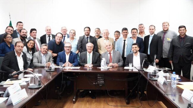Durante as discussões, gestores municipais destacaram a importância da atuação regional integrada