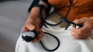 Um médico especialista em fisiologia explica os riscos de padronizar a pressão arterial e defende uma abordagem personalizada para uma vida mais saudável