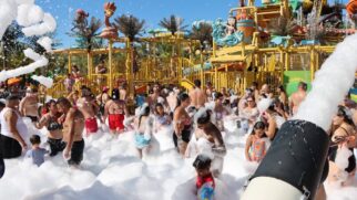 Para o público infantil, o Palco Play Kids garante diversão com o "esquenta festa" e a tradicional festa da espuma