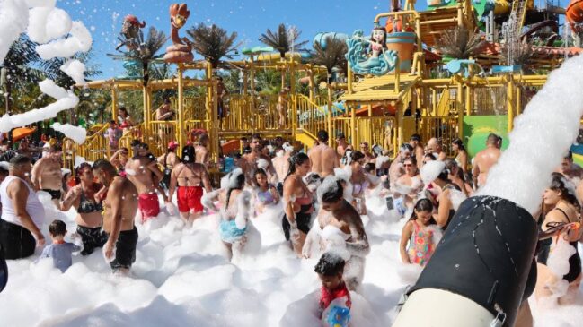 Para o público infantil, o Palco Play Kids garante diversão com o "esquenta festa" e a tradicional festa da espuma