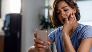Especialistas explicam como o consumo de vídeos e áudios em 2x influencia a memória, o estresse e a percepção de entretenimento