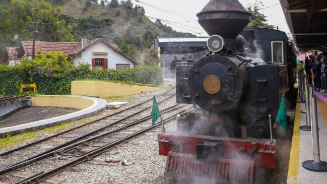 Mais tradicional é o trajeto de maria-fumaça entre a estação Emílio Ribas (Capivari) e Abernéssia, com locomotiva a vapor e vagões históricos