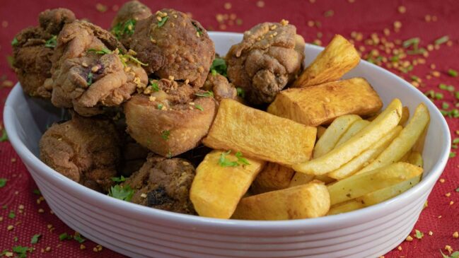 Veja como preparar, fritar e escolher a mandioca certa para garantir crocância por fora e maciez por dentro
