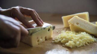 Descubra como um estudo inovador associou o queijo à saúde cognitiva na terceira idade, apontando para uma possível redução no risco de demência