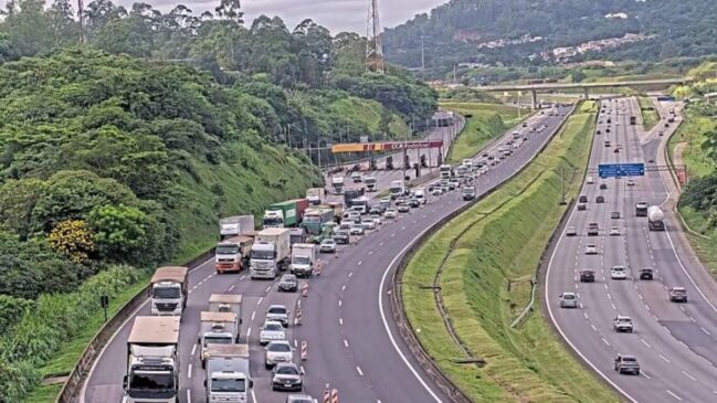 Acidente causa lentidão entre o km 54 e 58 na manhã desta segunda-feira (16/2)