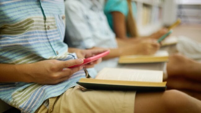 FGV e Insper proíbem o uso de celulares em sala de aula, gerando debate sobre o impacto no aprendizado. Entenda a decisão e veja o que estudos dizem sobre o tema