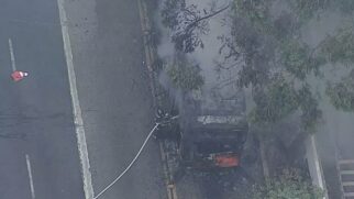 Motorista foi atendido pelos agentes, após inalar muita fumaça, mas passa bem