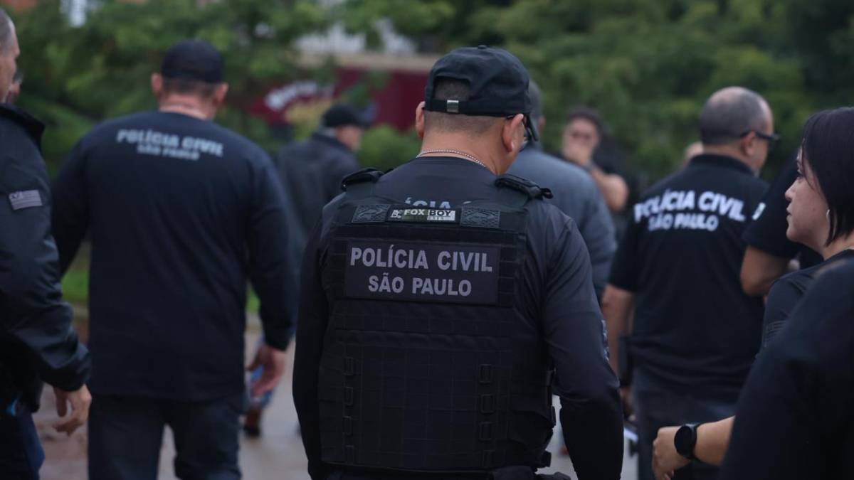 Entre os detidos estão três policiais civis, incluindo um delegado, e uma doleira