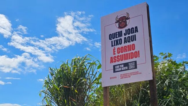 Uma das placas inusitadas instaladas em Palmital