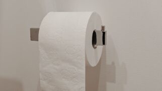 Para manter a higiene sem destruir o patrimônio, a recomendação é substituir o papel higiênico por materiais específicos