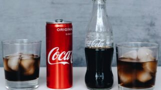 A história da bebida revela uma origem bem diferente da imagem refrescante que conhecemos hoje