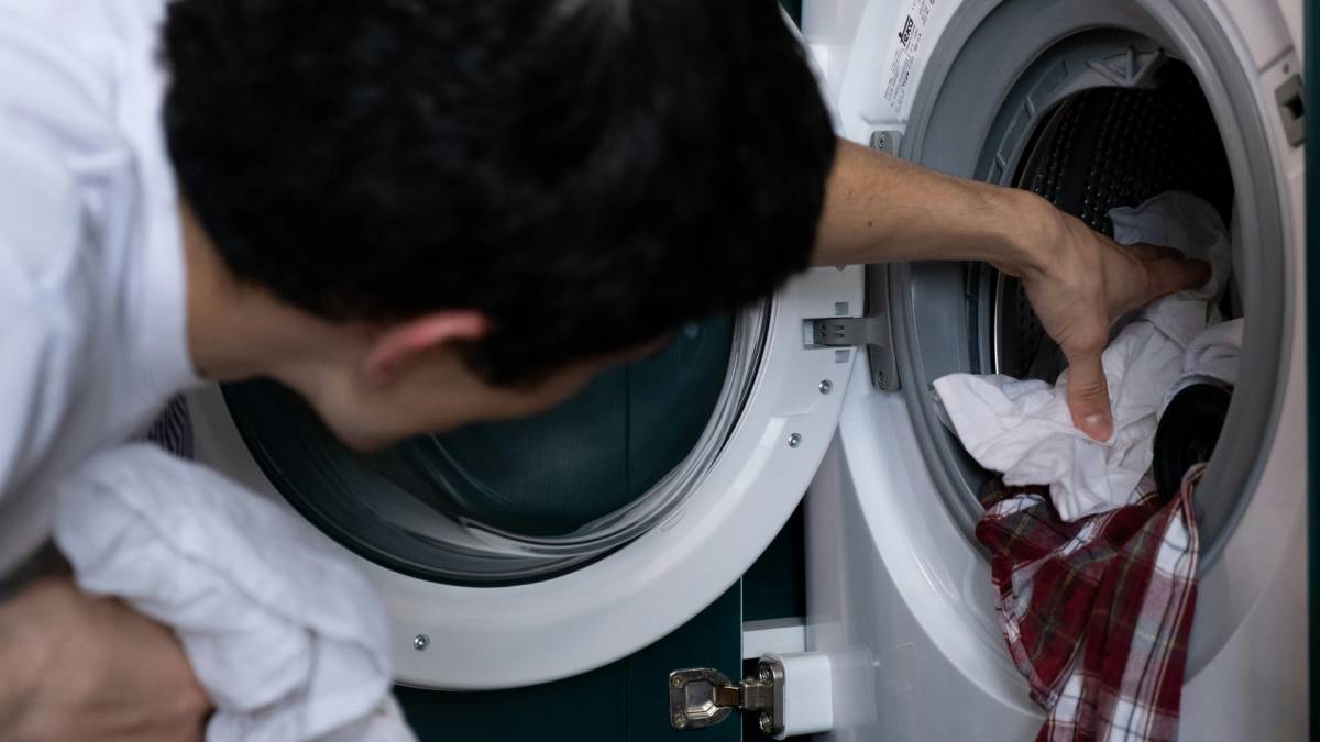 Na prática, o odor costuma surgir quando a lavagem não remove toda a sujeira ou quando a secagem é lenta e mantém o tecido úmido por muito tempo, favorecendo bactérias (Fotos: Freepik)
