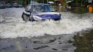 Veja o que nunca fazer quando o veículo apaga em rua alagada e como evitar um prejuízo alto