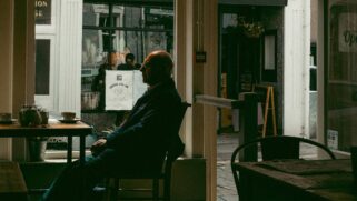 Descubra o que a psicologia diz sobre pessoas que preferem a própria companhia na hora de apreciar um café