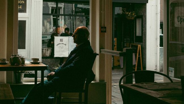 Descubra o que a psicologia diz sobre pessoas que preferem a própria companhia na hora de apreciar um café