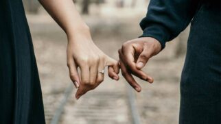 Com milhões de neurônios e produção intensa de serotonina, o sistema digestivo influencia humor, ansiedade e até o estado de paixão