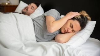 Tendência conhecida como "divórcio do sono" cresce entre casais em busca de melhor descanso. Estudos indicam impacto positivo na qualidade do sono