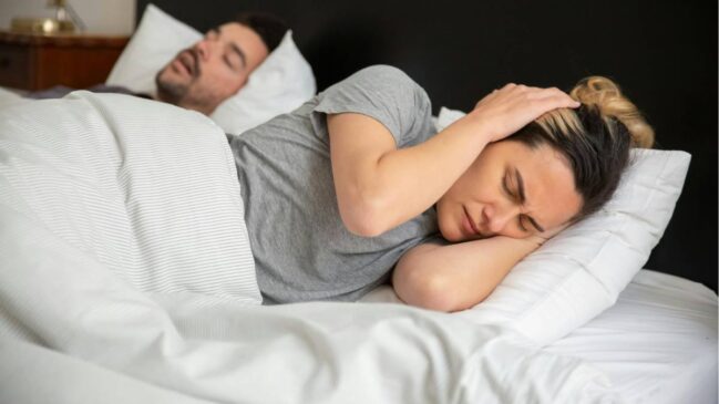Tendência conhecida como "divórcio do sono" cresce entre casais em busca de melhor descanso. Estudos indicam impacto positivo na qualidade do sono