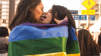Saiba diferenciar os sintomas da "doença do beijo" de uma gripe comum e veja como evitar o contágio em blocos e festas lotadas.