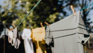Aprenda a secar suas roupas dentro de casa de forma rápida e eficiente, evitando o mau cheiro e simplificando a rotina doméstica