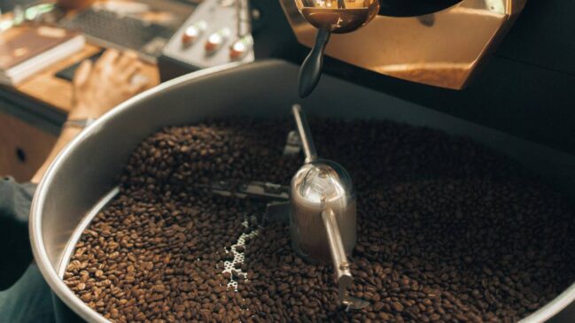 Saiba como escolher grãos, ajustar a moagem e preparar um café mais saboroso no dia a dia