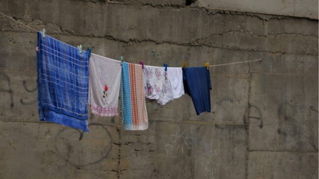 Quem nunca olhou para o varal em um dia frio e úmido e pensou que aquelas roupas jamais iriam secar?